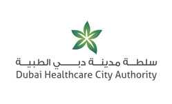مدينة دبي الطبية تكرّم الدكتور أحمد كاظم "أول جراح عظام إماراتي" بإطلاق اسمه على أحد مبانيها في المنطقة الحرة